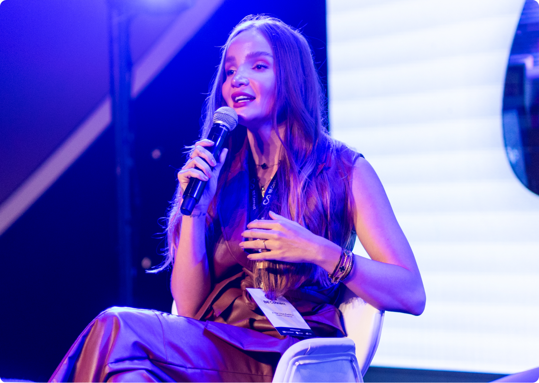 Mulher falando no microfone