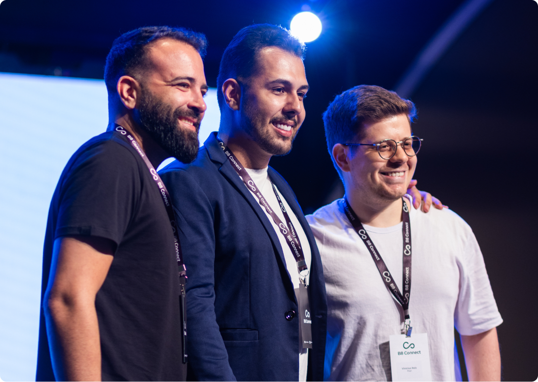 três pessoas posando para foto