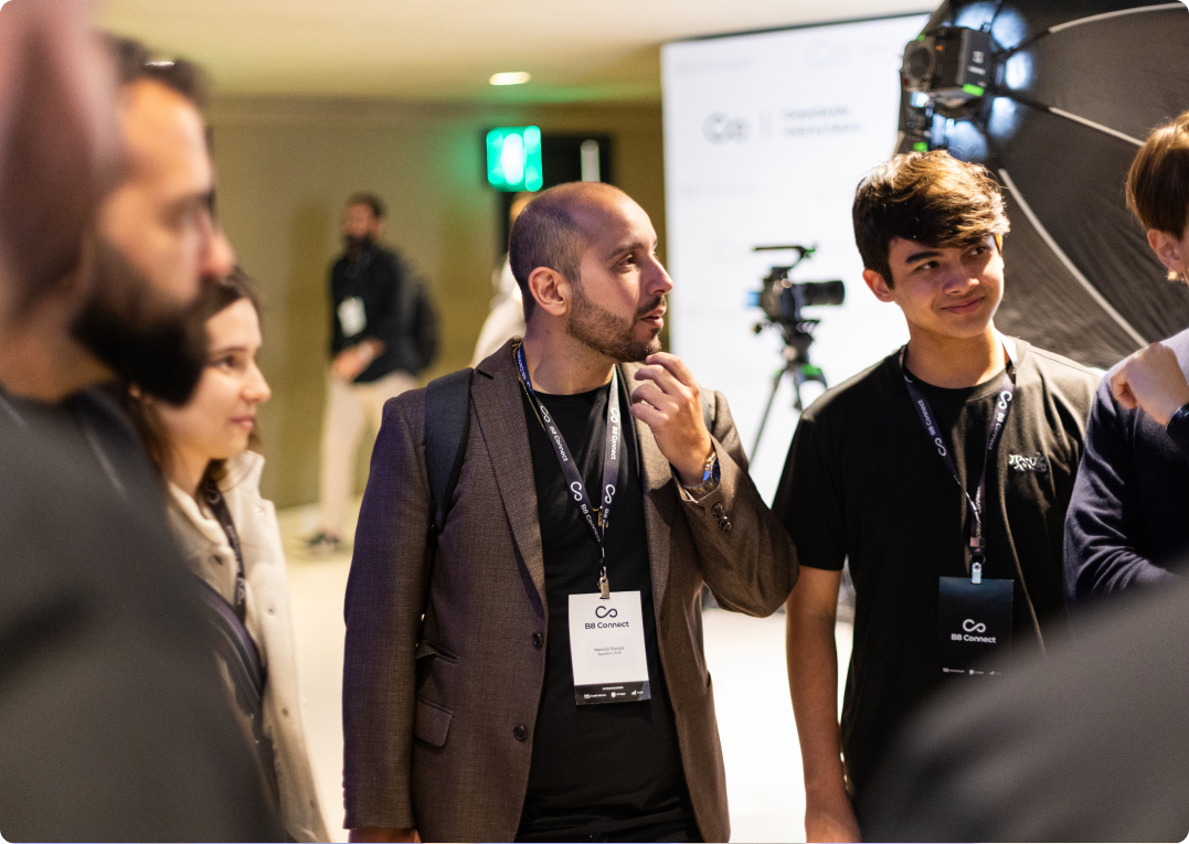 Foto de duas pessoas distraídas