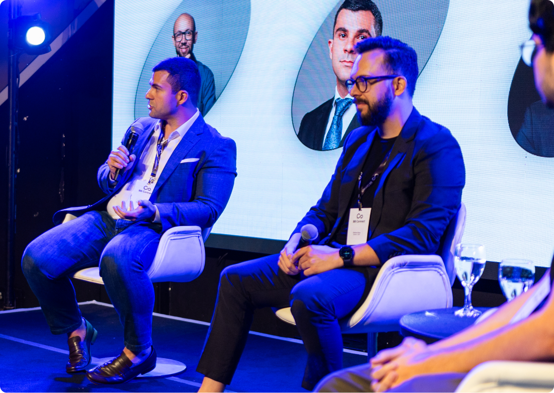 Duas pessoas conversando em um palco